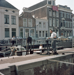 831124 Afbeelding van de sluiswachter in de Weerdsluis te Utrecht.